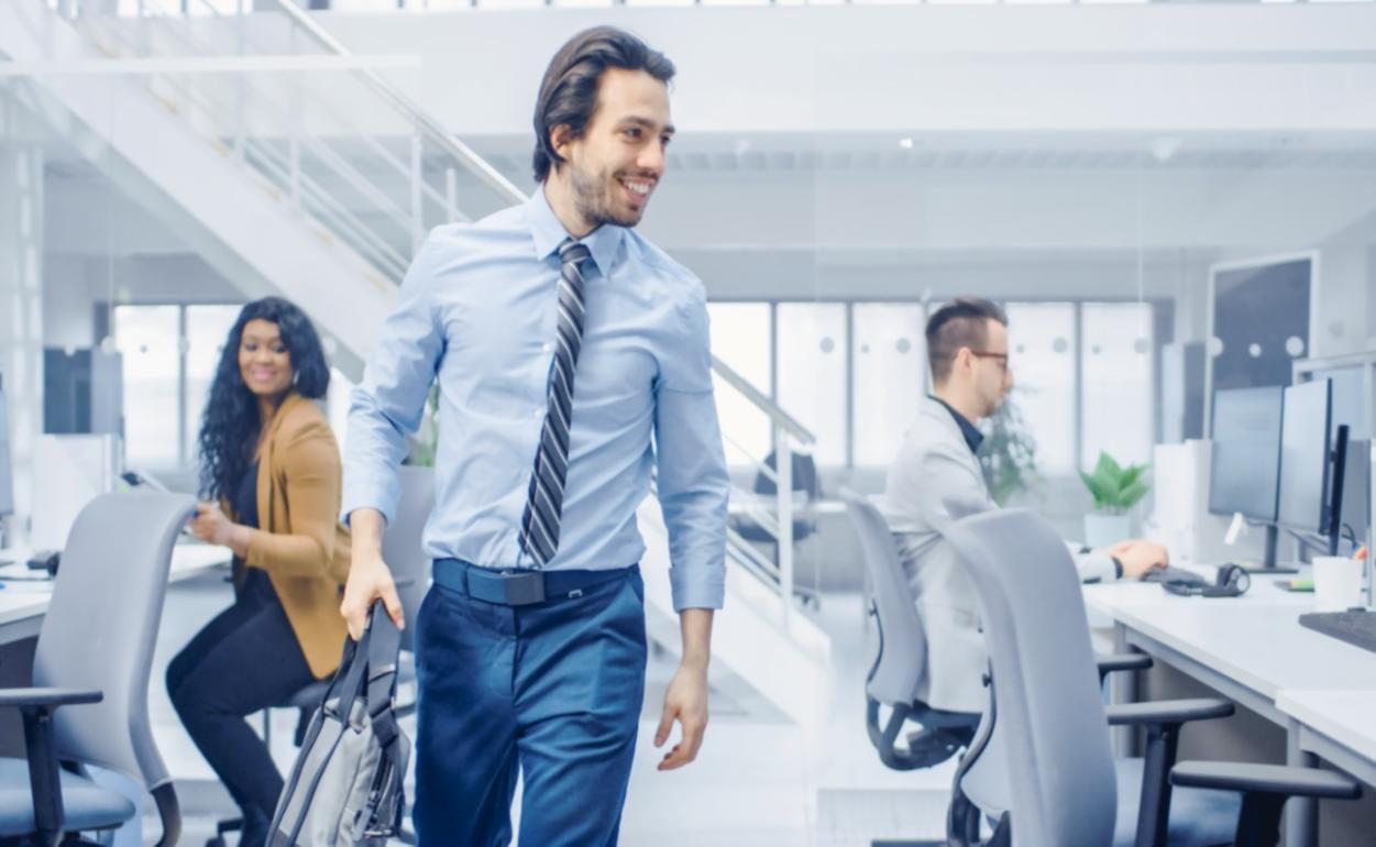 Persona trabajando con gráficos financieros en computadora