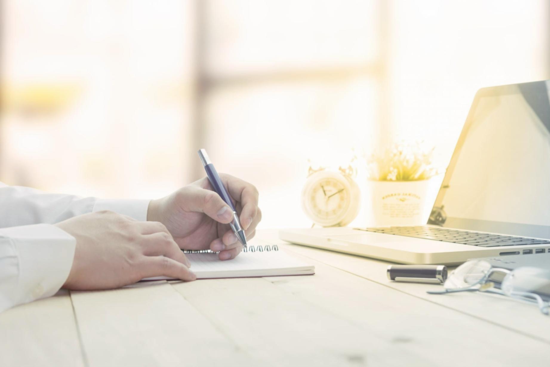 Profesionales revisando análisis financieros en pantalla